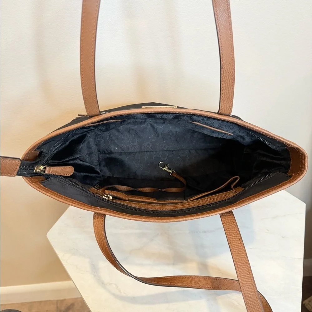 🔥Michael Kors Classic Women’s Black and Tan Tote Bag EUC🔥